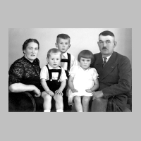 104-0118 Familienbild. Hubert und Martha Klein mit ihren Kindern Gerhard, Marianne und Karl-Heinz.jpg
